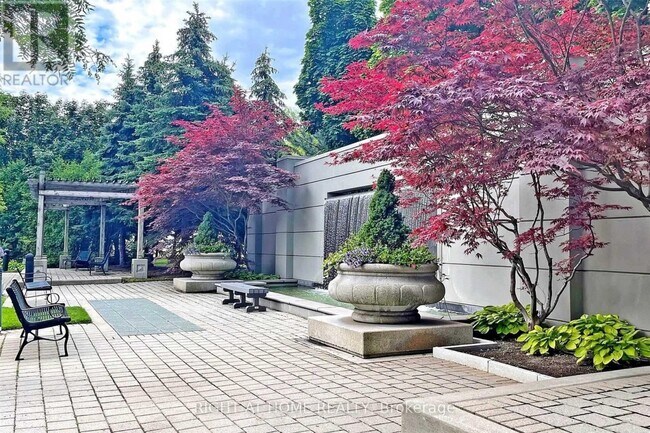 Photo du bâtiment - 28 Harrison Garden Blvd