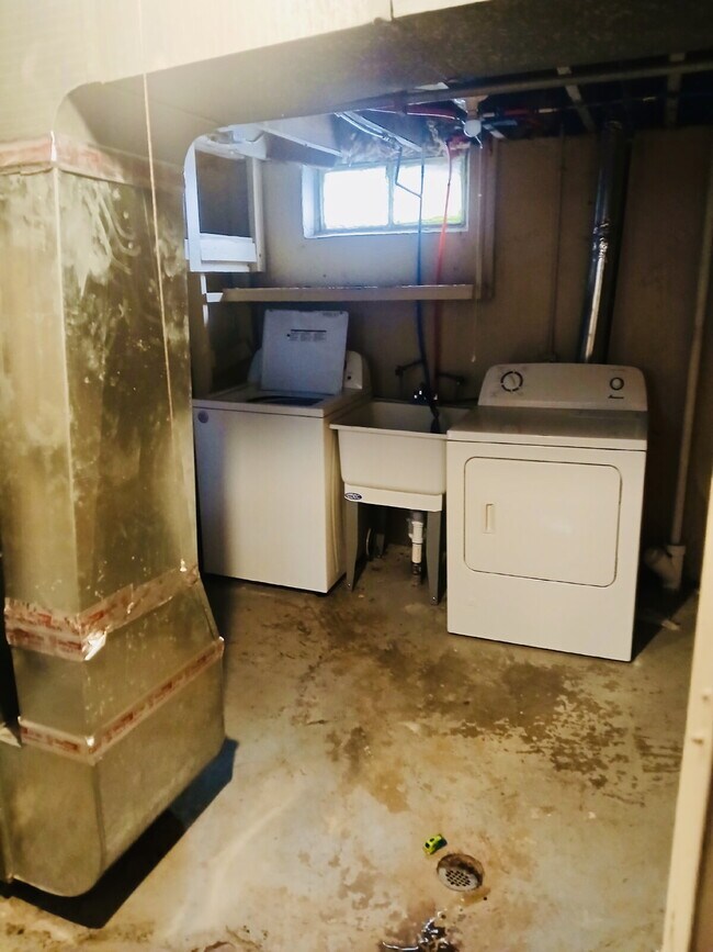 Building Photo - 21465 Syracuse Ave