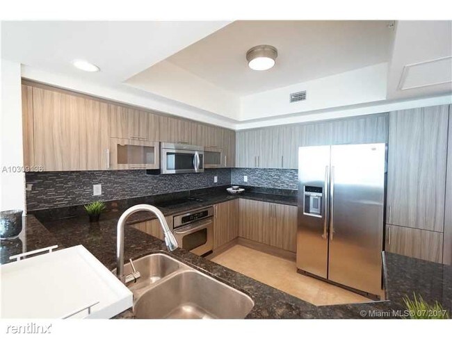 Foto del edificio - 14951 Royal Oaks Ln