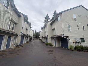 Building Photo - 12549 Roosevelt Way NE