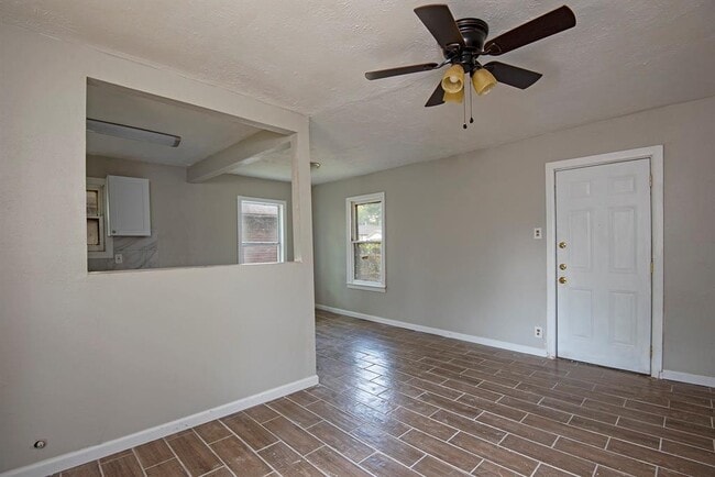 Building Photo - 6725 Bunche Dr