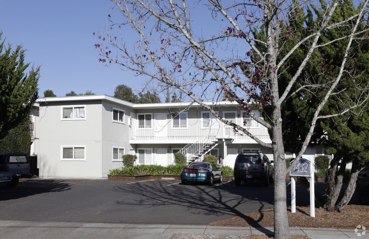 Foto del edificio - 7432 Bridgit Dr