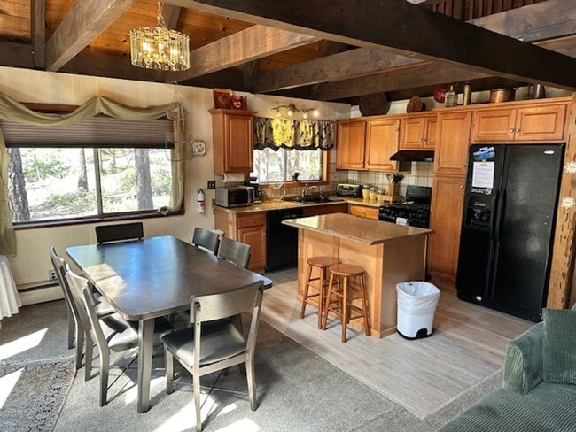 Foto del edificio - Cozy Cottage located Near Heavenly Ski Are...