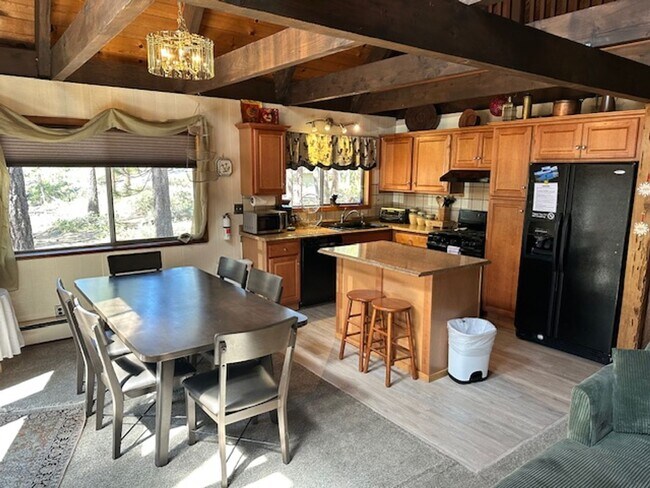 Foto del edificio - Cozy Cottage located Near Heavenly Ski Area! Avail. for a 3-6 month Seasonal lease or a long term...
