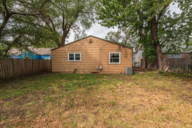 Building Photo - Bed 2 Bath In Quiet Neighborhood!