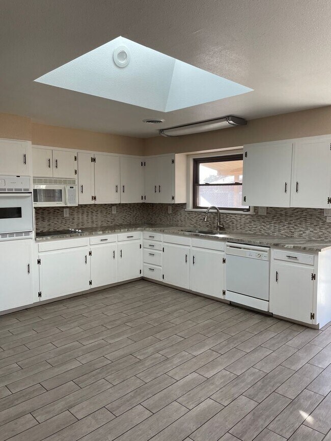 Foto del edificio - 3 br, 2 bath House - 1001 De Bremond Dr.  ...