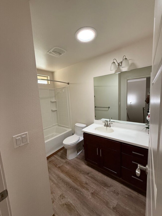 Foto del edificio - Spacious 4 Bedroom, 2.5 Bath Pet Friendly, Single Family Home.