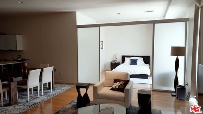 Foto del edificio - 801 S Grand Ave