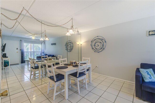 Foto del edificio - 8921 Blind Pass Rd