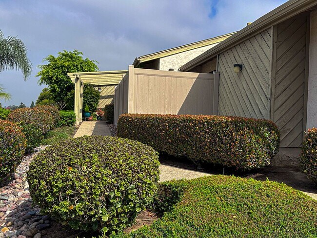 Foto del edificio - SINGLE LEVEL UNIT IN SMOKETREE Community!! Must see!