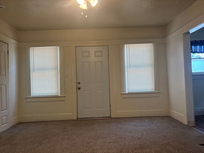 Building Photo - Affordable 1 bedroom 1 bathroom home on Marks and McKinley.