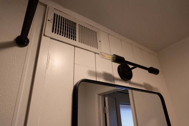 Building Photo - 2 BED, 1 BATH LOCATED ONE MILE FROM IU CAMPUS