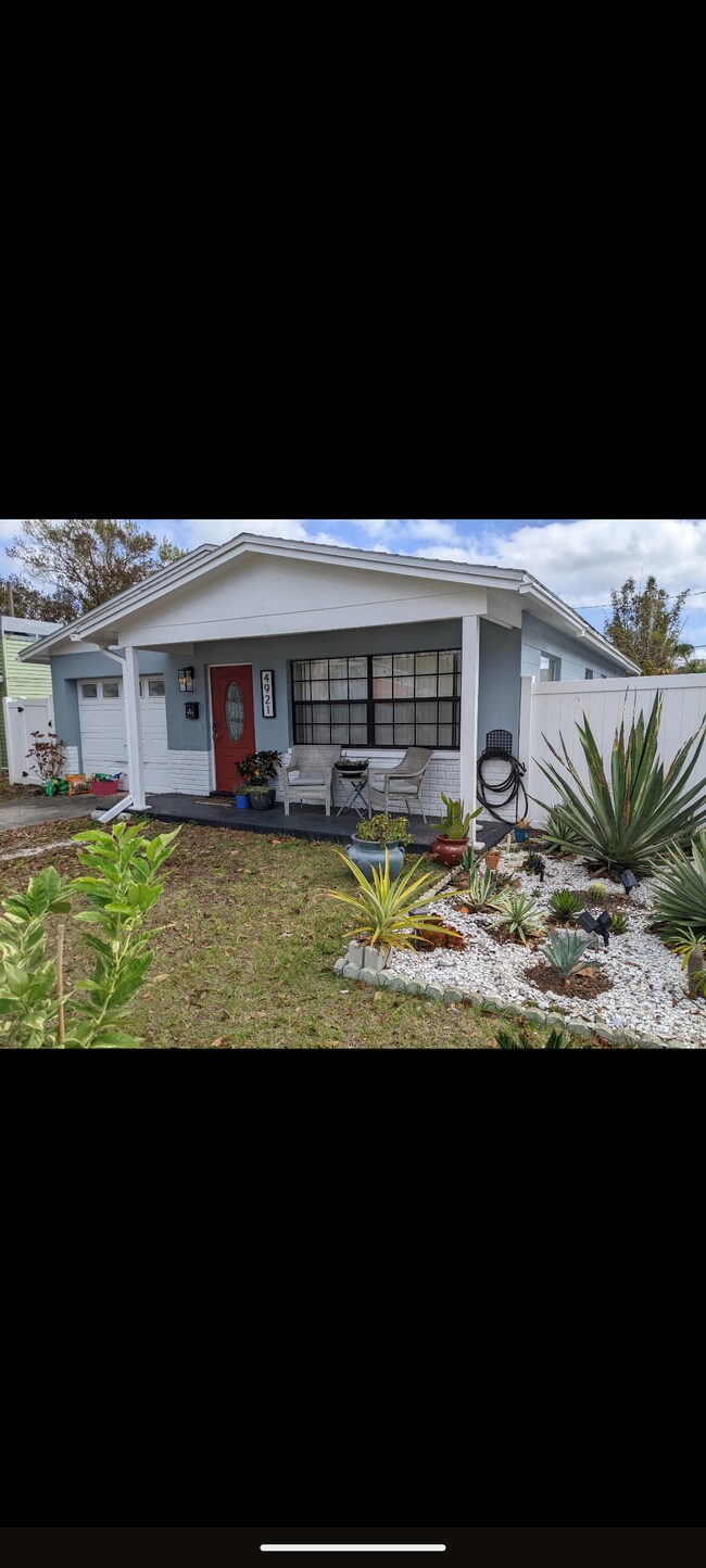 Foto del edificio - 4921 7th St N