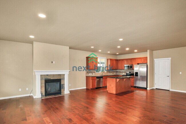 Building Photo - 3 Bed and 2.5 Bath Single-family Home Avai...