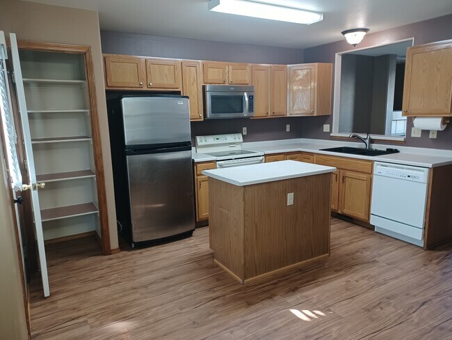 Building Photo - 5075 Balsam St