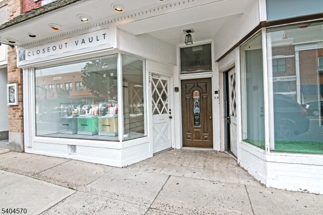 Building Photo - 220 E Broad St