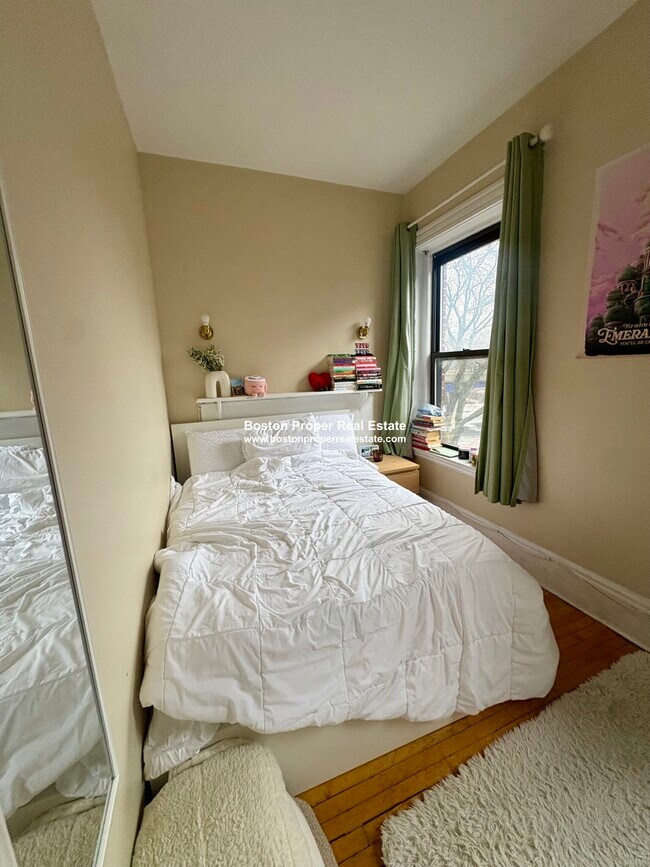 Building Photo - 583 Beacon St