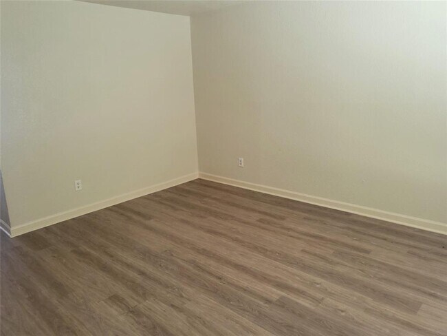 Building Photo - 8100 Creekbend Dr