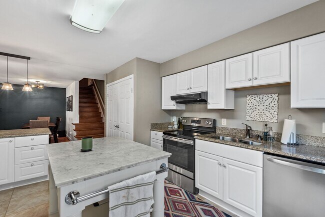Foto del edificio - 4 Bedroom Home in Virginia Beach