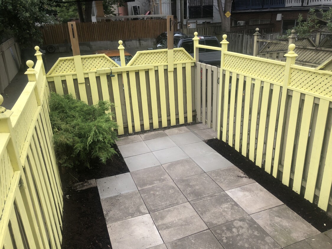 Building Photo - Palmerston Blvd 1 Bedroom Unit with privat...