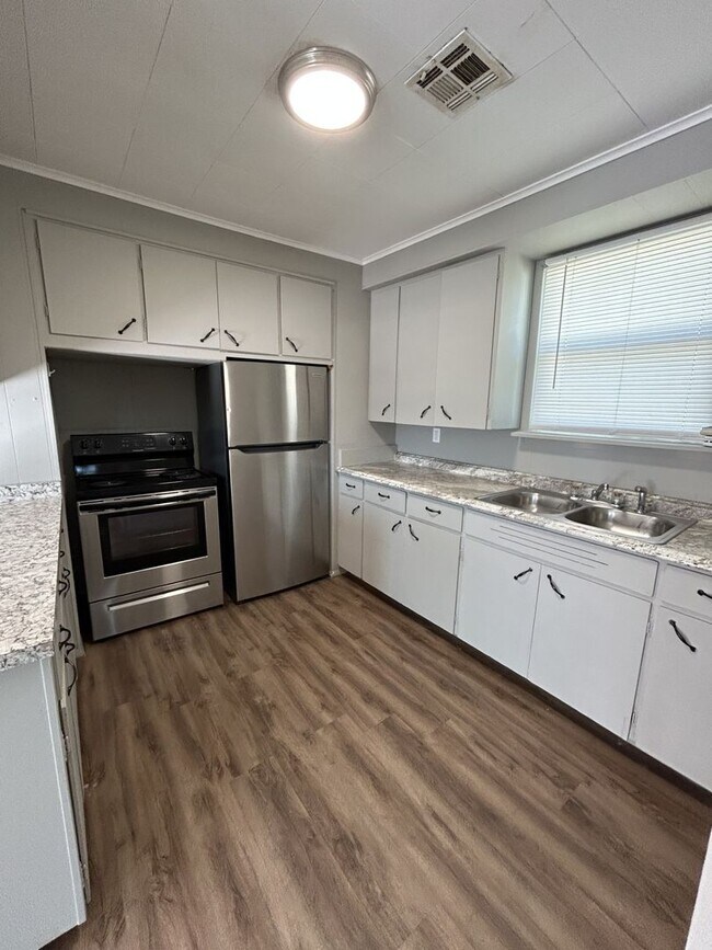 Foto del edificio - 304 E Park St