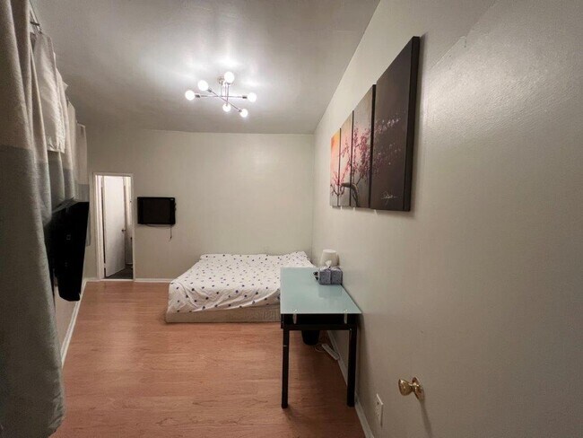 Large BD Room - 31 E 30th St