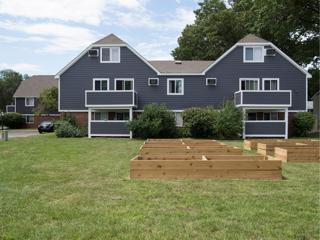 Jardines en el complejo - Cedar Crest Apartments