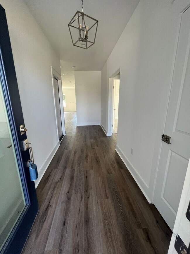 Foto del edificio - Beautiful NEW CONSTRUCTION 3-bedroom 2 bat...