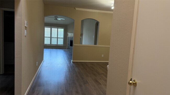 Foto del edificio - 4810 Bonny Loch Ln