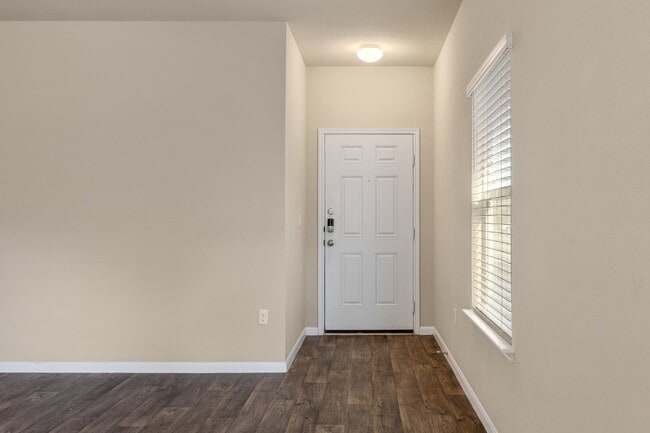 Building Photo - Creekside Village Home Ready NOW for Move-In