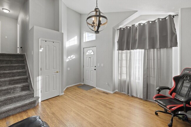 Foto del edificio - Bright & Spacious 4-Bedroom Home with Open-Concept Living, Fenced Yard & 2-Car Garage