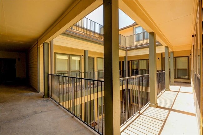 Building Photo - 914 W 26th St