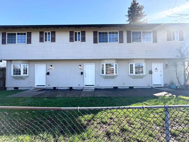Building Photo - Newly Remodeled 2 Bedrooms 1.5 Baths in Gl...