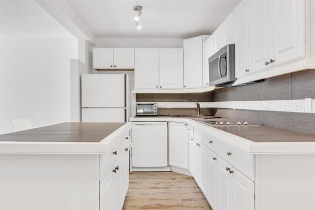 Building Photo - 2455 NE 51st St