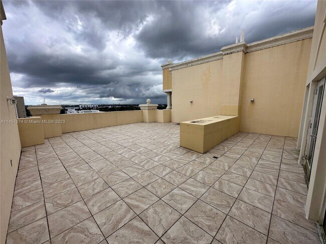 Building Photo - 215 SW 42nd Ave