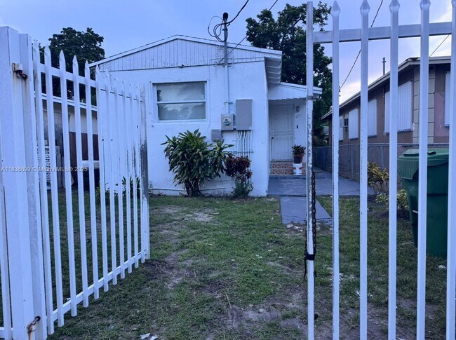 Foto del edificio - 1541 NW 70th St