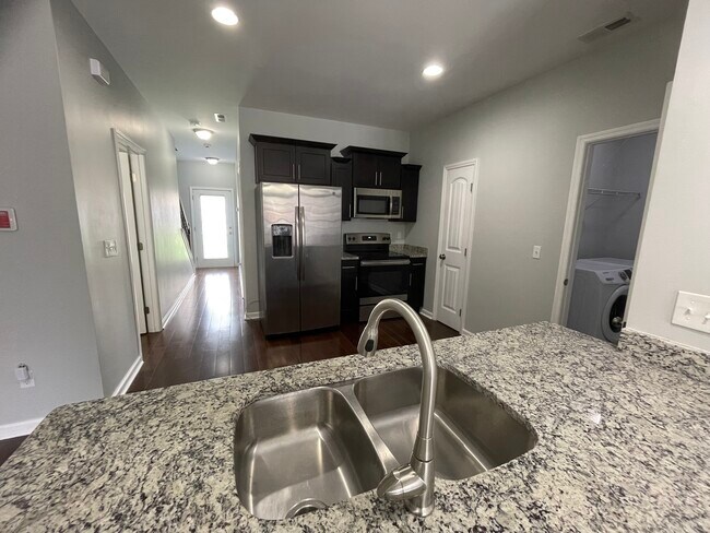 Building Photo - 1605 Villa Cir
