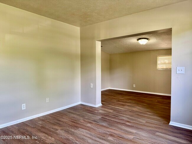 Foto del edificio - 7054 Red Robin Dr
