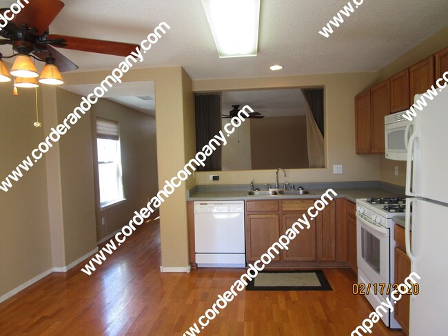 Foto del edificio - Beautiful 2 Bedroom, 2 Bathroom, 2 Car Gar...