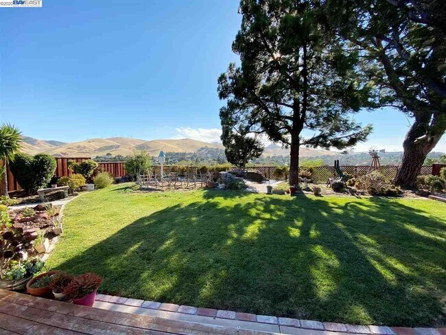 Building Photo - 4290 Hillview Dr