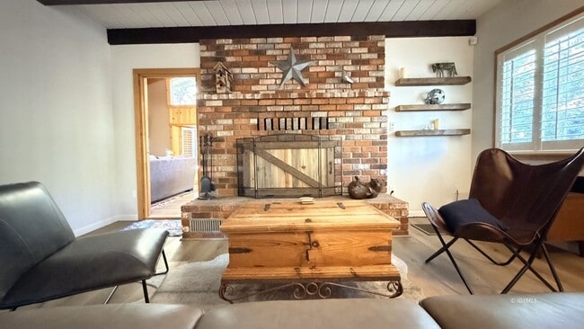 Building Photo - Large Home with Views