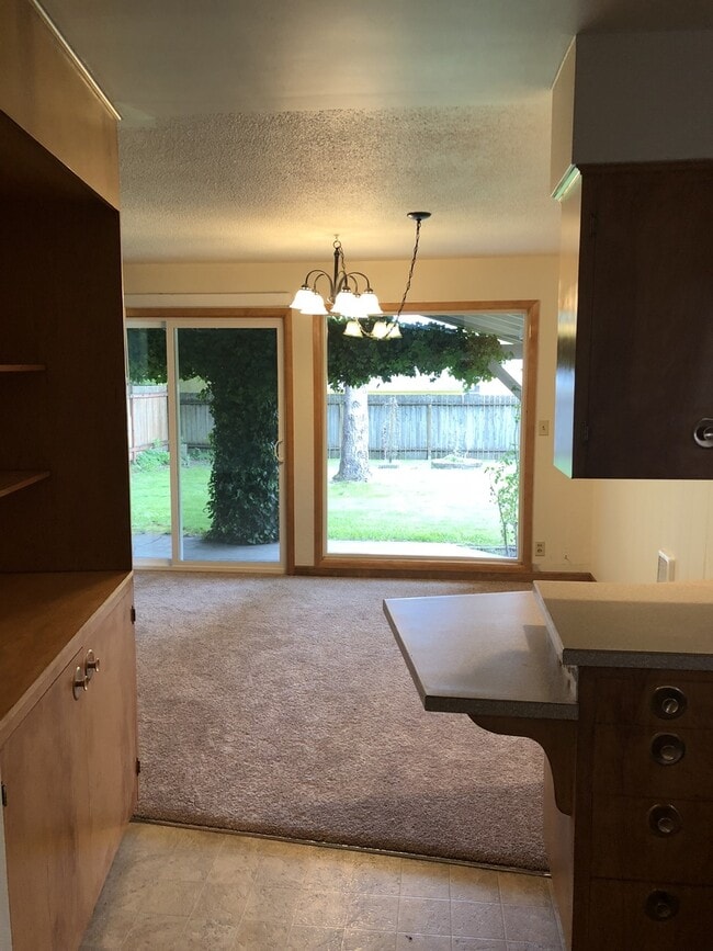 Building Photo - 800 NE 15th St