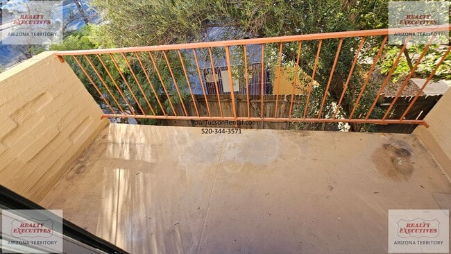 Foto del edificio - Fort Lowell & Campbell area Condo - 2 Bedrooms & 1.5 Bathrooms