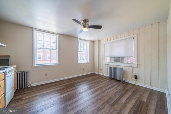 Building Photo - 121 E Gay St