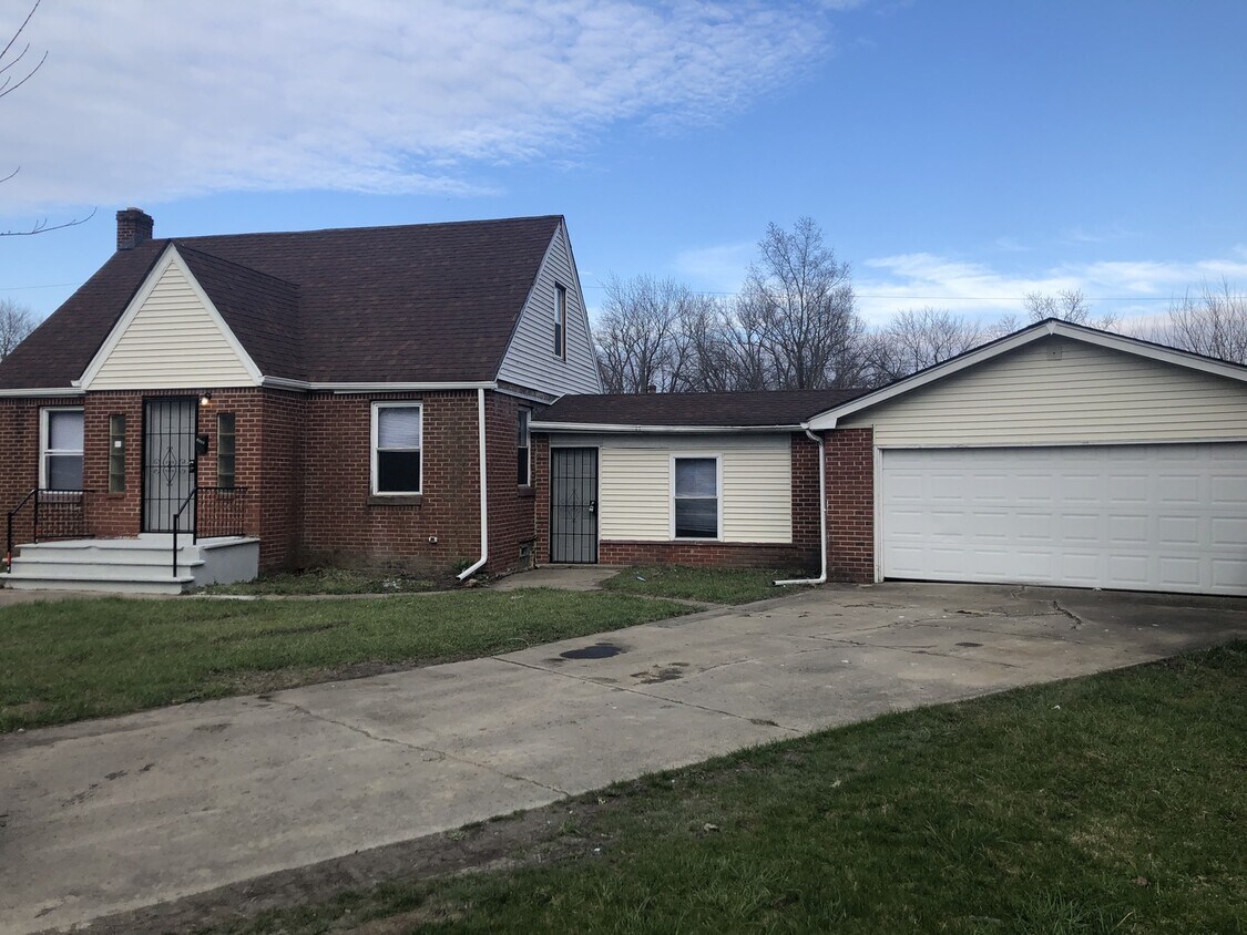 Primary Photo - HUGE 3 BEDROOM WITH BONUS ROOM AND ATTACHE...