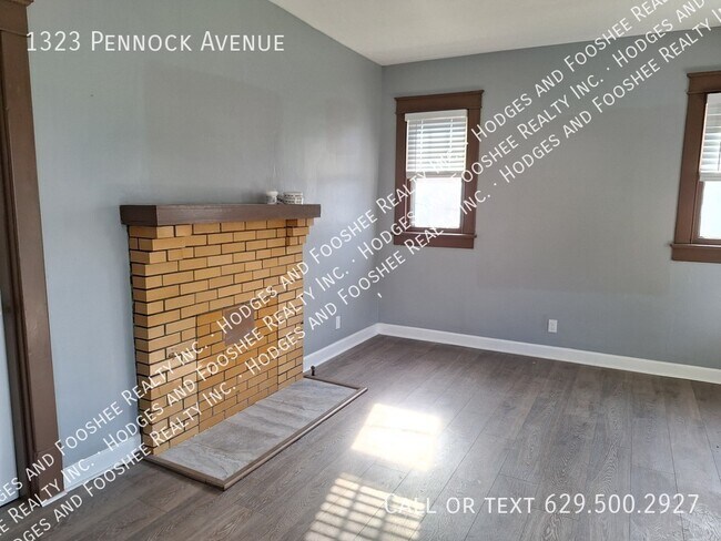 Building Photo - Get Settled Before Christmas in a Charming...
