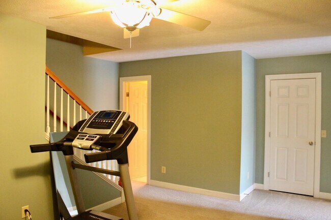 Foto del edificio - Large Townhome with a garage for rent! Lar...