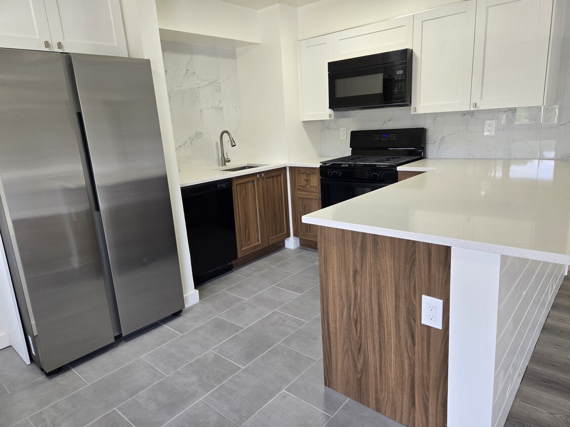 Open Kitchen - Montgomery Plaza Apartments