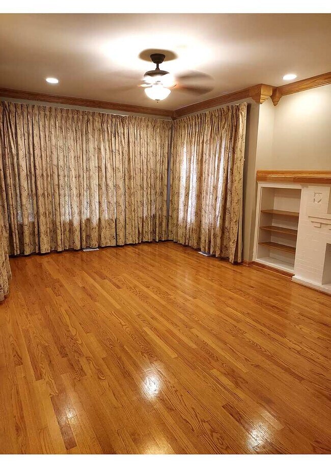 Foto del edificio - 8233 S Langley Ave