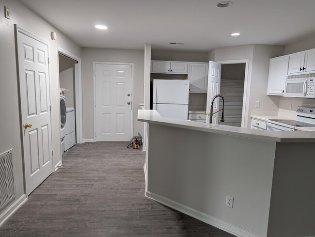Entry, Laundry and kitchen - 5004 Hunters Trail